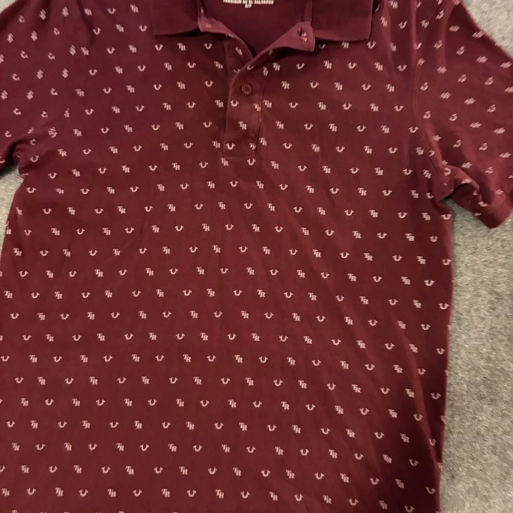 True Religion Polo Shirt Mens Small Burgundy‎ All Over Print Grunge Y2K Skate